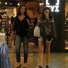 Fátima Bernardes se diverte em dia de compras com a filha Laura nesta terça-feira, dia 14 de abril de 2017