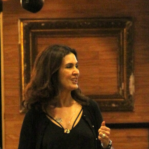 Fátima Bernardes se diverte em dia de compras com a filha Laura nesta terça-feira, dia 14 de abril de 2017