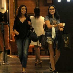 Fátima Bernardes se diverte em dia de compras com a filha Laura nesta terça-feira, dia 14 de abril de 2017
