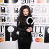 Lorde aposta em visual gótico com um vestido Tom Ford no Brit Awards 2014