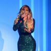 Beyonce canta a música 'XO' ao vivo pela primeira vez no BRIT Awards 2014, em um vestido da grife Vrettos Vrettakos