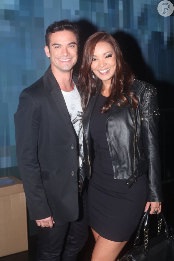 Foto: Carol Nakamura e o jogador de futebol Aislan Lotici se