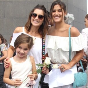 Flávia Alessandra e Giulia Costa posaram para os fotógrafos no evento