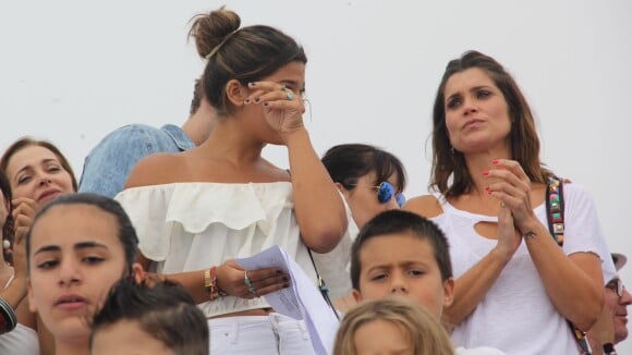 Flávia Alessandra e Giulia Costa choram em evento com crianças refugiadas. Fotos