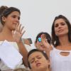Flávia Alessandra e Giulia Costa compareceram ao ato da paz no Cristo Redentor, no Rio