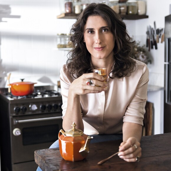 Paola Carosella se divertiu após ter look comparado ao de Dona Clotilde do 'Chaves'