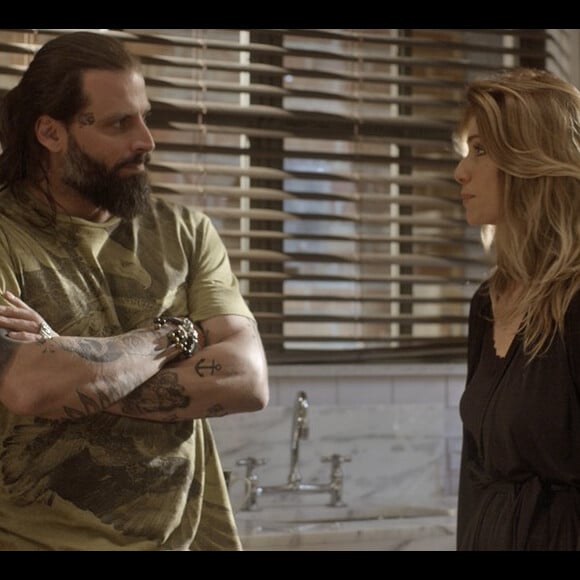 Ralf (Henri Castelli) diz a Lenita (Leticia Spiller) que irá trabalhar como tatuador no exterior, no capítulo que vai ao ar sábado, dia 18 de março de 2017, na novela 'Sol Nascente'