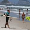 Cauã Reymond surfa na praia da Barra da Tijuca, na Zona Oeste do Rio de Janeiro, em 20 de fevereiro de 2014