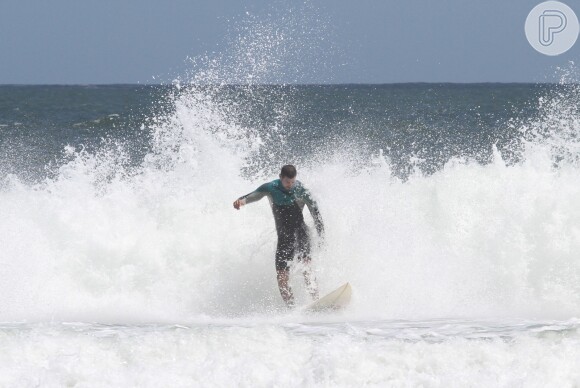 Cauã Reymond pega onda na praia da Barra da Tijuca, na Zona Oeste do Rio de Janeiro, em 20 de fevereiro de 2014