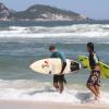 Cauã Reymond surfa na praia da Barra da Tijuca, na Zona Oeste do Rio de Janeiro, em 20 de fevereiro de 2014