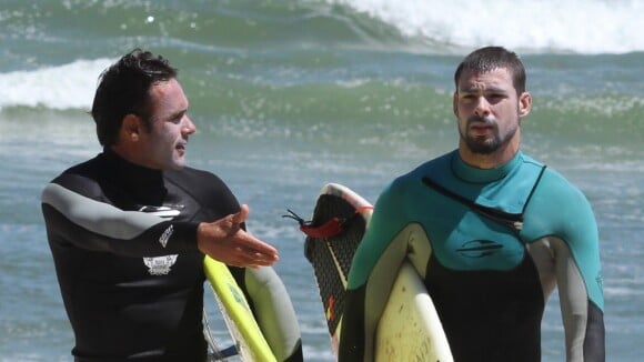 Cauã Reymond surfa com amigo na praia da Barra da Tijuca, no Rio
