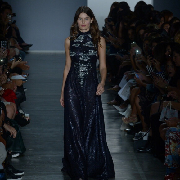 Grávida, Thais Fersoza assiste desfile no SPFW e elogia Isabeli Fontana nesta quarta-feira, dia 15 de março de 2017