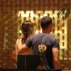 Cauã Reymond e Mariana Goldfarb entram em restaurante japonês no Village Mall