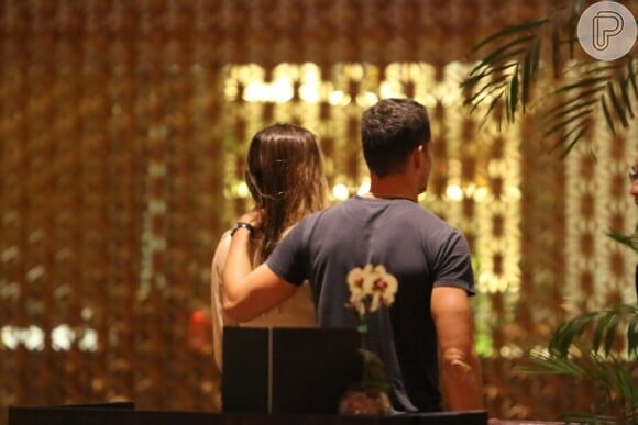 Cauã Reymond e Mariana Goldfarb entram em restaurante japonês no Village Mall