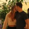 Cauã Reymond troca beijos com namorada, Mariana Goldfarb, em passeio nesta quarta-feira, dia 15 de março de 2017