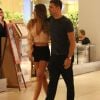 Cauã Reymond troca beijos com namorada, Mariana Goldfarb, em passeio nesta quarta-feira, dia 15 de março de 2017