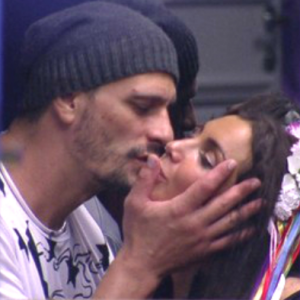 No 'BBB17', Elettra ganha beijo no rosto de Daniel após festa: 'Chica caliente'