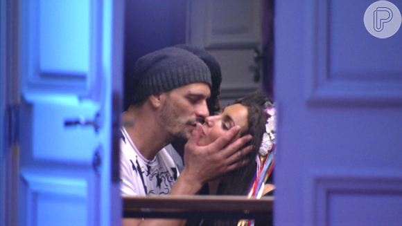 No 'BBB17', Elettra ganha beijo no rosto de Daniel após festa: 'Chica caliente'