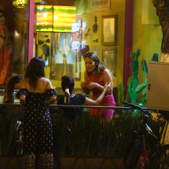 Renata Dominguez abraça a amiga Anna Lima ao chegar em restaurante