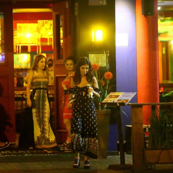 Giovanna Lancellotti deixa restaurante com drink na mão