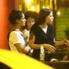 Luma Costa e Maria Joana conversam com as amigas na entrada do restaurante mexicano