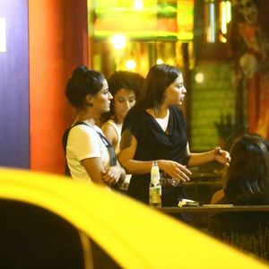 Luma Costa e Maria Joana conversam com as amigas na entrada do restaurante mexicano