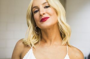 Claudia Leitte cai ao tentar andar de skate: 'Ainda está latejando'. Vídeo!