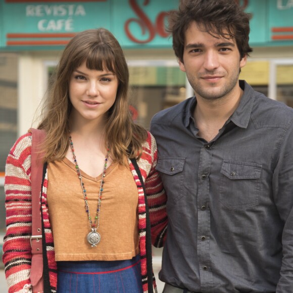 Alice Wegmann faz par romântico com Humberto Carrão na novela 'A Lei do Amor'