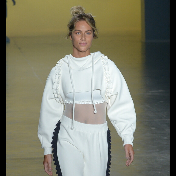 Giovanna Ewbank desfilou na São Paulo Fashioon Weenk em 15 de março de 2017