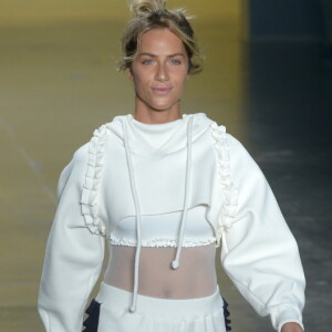 Giovanna Ewbank entrou na passarela pela grife Memo na São Paulo Fashion Week