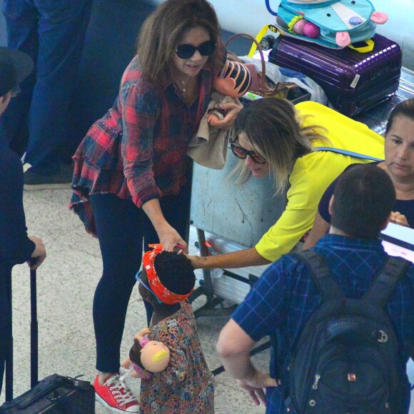 Atarefada, Giovanna Ewbank diz que conta com reforço para ajudar na criação de Títi: 'Tenho uma pessoa que me ajuda, mas prefiro fazer o máximo que posso para levar aos médicos, levar à escola, quero curtir esta fase.'