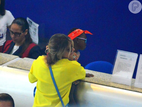 Giovanna Ewbank abraça a filha, Títi, enquanto aguarda o check in no aeoroporto do Rio