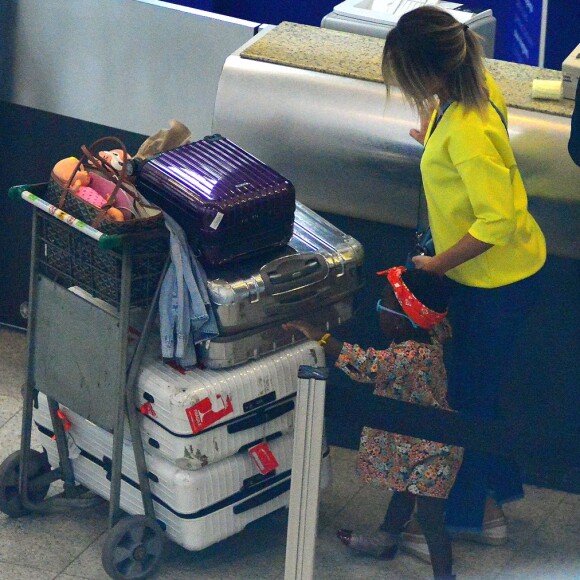 Giovanna Ewbank diz que Títi tem bom gosto para maquiagem: 'Quando estou me maquiando e arrumando o cabelo, ela fica me imitando, tentando fazer igual'