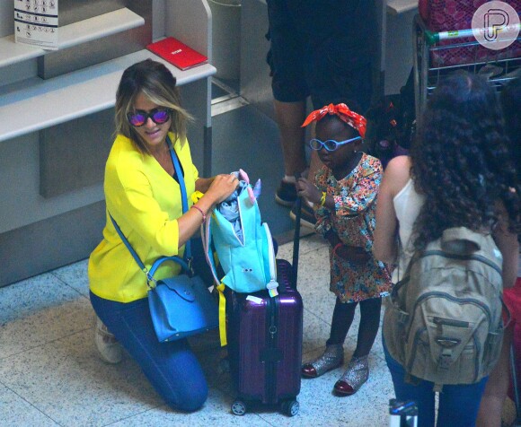 Giovanna Ewbank e a filha, Títi, embarcam estilosas em aeroporto do Rio de janeiro
