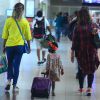 Títi, filha de Bruno Gagliasso e Giovanna Ewbank, chama a atenção por carregar a própria mala no aeroporto