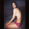 Em uma foto publicada no Instagram no mês de janeiro, Alessandra Ambrosio posa com parte dos seios à mostra