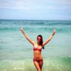 Alessandra Ambrosio posa de biquíni em praia