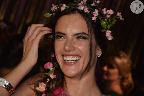 Alessandra Ambrosio usa arranjo de flores na cabeça