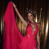 Alessandra Ambrosio, madrinha do Baile da Vogue, usa vestido do estilista Roberto Cavalli com fendas e descote generoso
