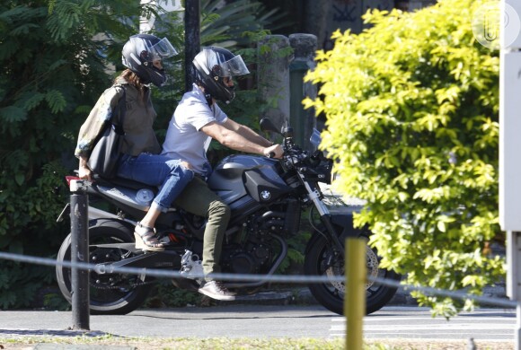 Sophie Charlotte foi fotografada passeando de moto com o marido, Daniel de Oliveira, nesta quinta-feira, 16 de março de 2017