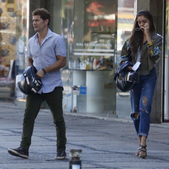 Sophie Charlotte e o marido, Daniel de Oliveira, passearam na Barra da Tijuca, Zona Oeste do Rio