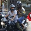 Sophie Charlotte e o marido, Daniel de Oliveira, passearam de moto no Rio de Janeiro nesta quinta-feira, 16 de março de 2017
