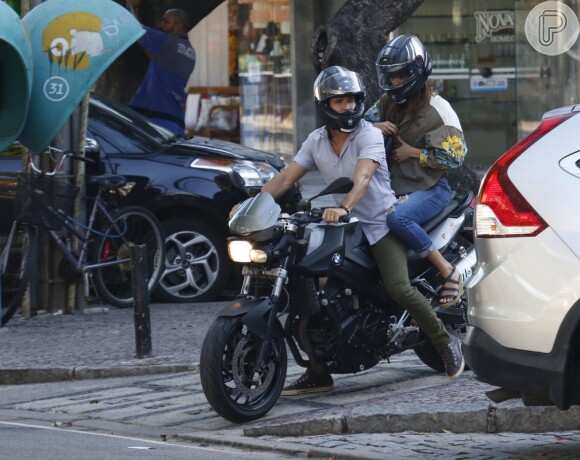 Sophie Charlotte e o marido, Daniel de Oliveira, passearam de moto no Rio de Janeiro nesta quinta-feira, 16 de março de 2017