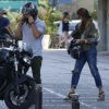 Sophie Charlotte passeou de moto acompanhada do marido, Daniel de Oliveira