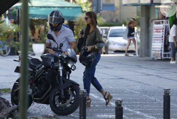Sophie Charlotte passeou de moto com marido pela Barra da Tijuca, Zona Oeste do Rio