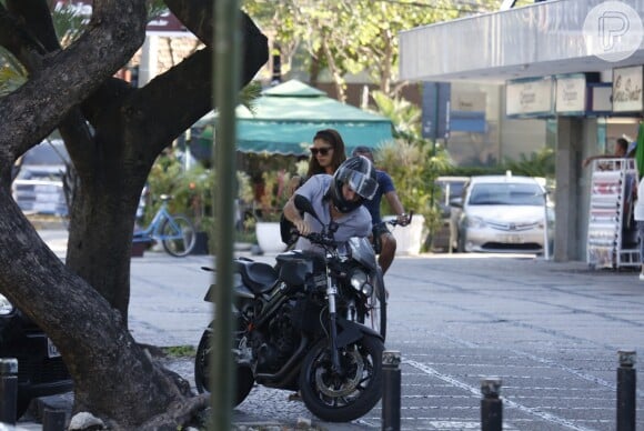 Sophie Charlotte e Daniel de Oliveira passearam de moto pela Barra da Tijuca