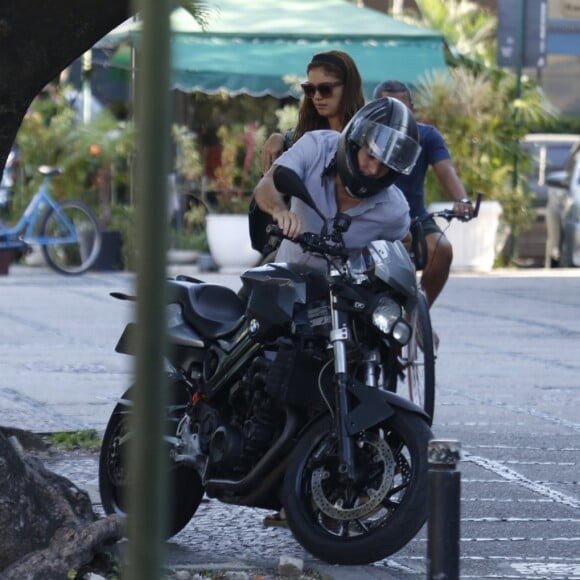 Sophie Charlotte e Daniel de Oliveira passearam de moto pela Barra da Tijuca