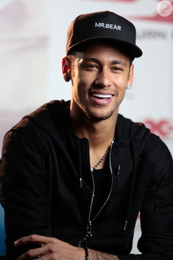 De olho no novo seguidor de Bruna Marquezine, Neymar alfinetou Chris Brown: 'Se ele quiser falar com a Bruna é só me chamar no privado. Segura, Chris'