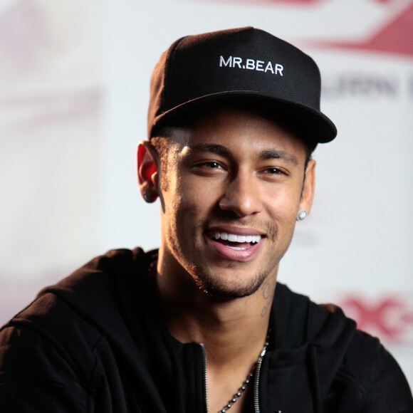 De olho no novo seguidor de Bruna Marquezine, Neymar alfinetou Chris Brown: 'Se ele quiser falar com a Bruna é só me chamar no privado. Segura, Chris'