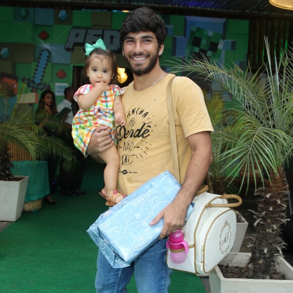 Internautas se derreteram com foto de Maria Flor no colo do pai, Hugo Moura, dentro do ônibus